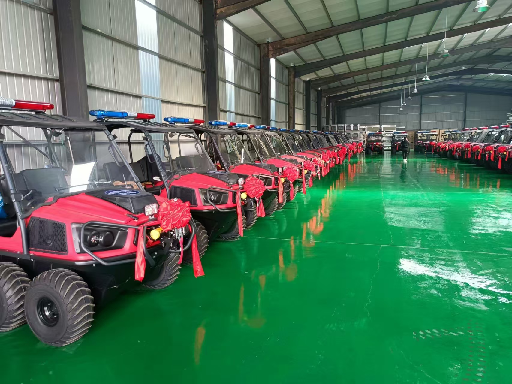 祝賀！河北五星“國債資金應急救援能力提升工程項目”中標的55輛“水陸兩棲車”列隊完畢，準備發貨！